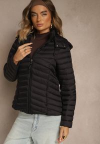 Renee - Czarna Przejściowa Kurtka z Pikowanymi Przeszyciami i Kapturem Suritte. Okazja: na co dzień, na spacer. Kolor: czarny. Materiał: jeans, dzianina. Styl: klasyczny, casual