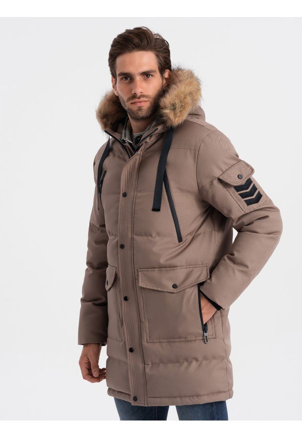Ombre Clothing - Kurtka męska parka zimowa - jasnobrązowa V6 OM-JALJ-0132 - M. Kolor: brązowy. Materiał: poliester, futro. Długość: długie. Wzór: aplikacja. Sezon: zima