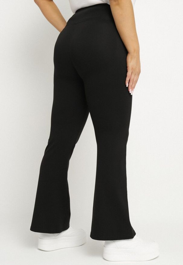 Born2be - Czarne Spodnie Dzwony Materiałowe Ellavine. Okazja: na co dzień. Kolor: czarny. Materiał: materiał. Styl: elegancki, casual