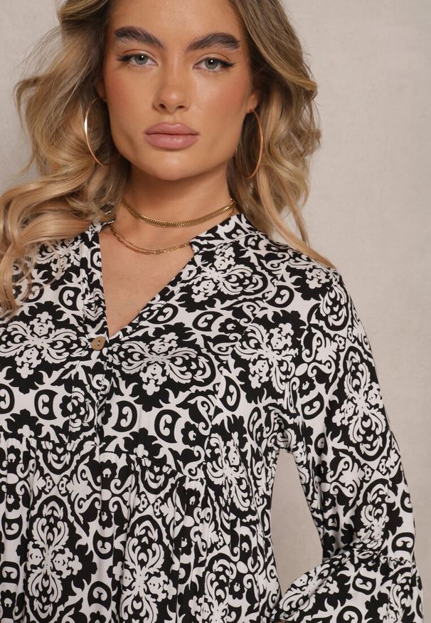 Renee - Czarna Rozkloszowna Sukienka z Bawełny w Ornamentalny Wzór z Falbaną Lanariella. Typ kołnierza: kołnierz z falbankami. Kolor: czarny. Materiał: bawełna. Typ sukienki: rozkloszowane