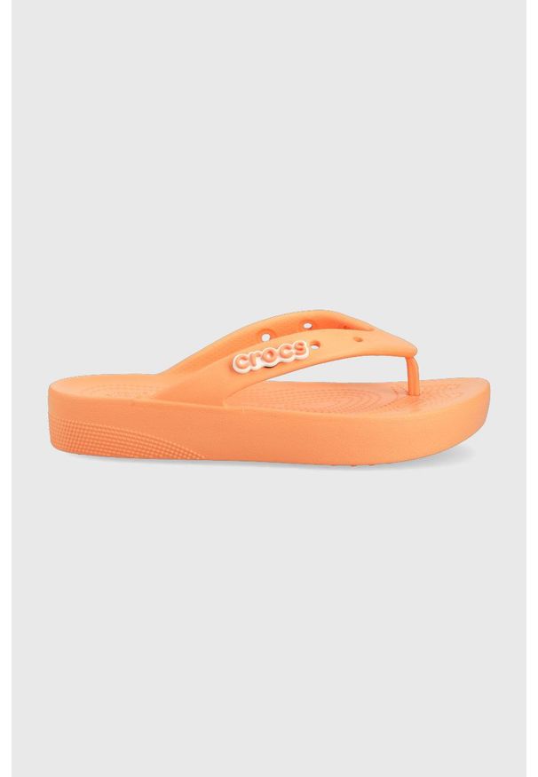 Crocs japonki damskie kolor pomarańczowy na platformie. Kolor: pomarańczowy. Materiał: materiał. Wzór: gładki. Obcas: na platformie