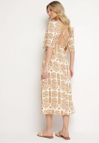 Born2be - Ciemnobeżowa Sukienka Wiskozowa Rozkloszowana z Odkrytymi Plecami w Print Boho Turaisa. Okazja: na co dzień. Typ kołnierza: dekolt w kształcie V. Kolor: beżowy. Materiał: wiskoza. Długość rękawa: długi rękaw. Wzór: nadruk. Typ sukienki: rozkloszowane, proste. Styl: boho #2