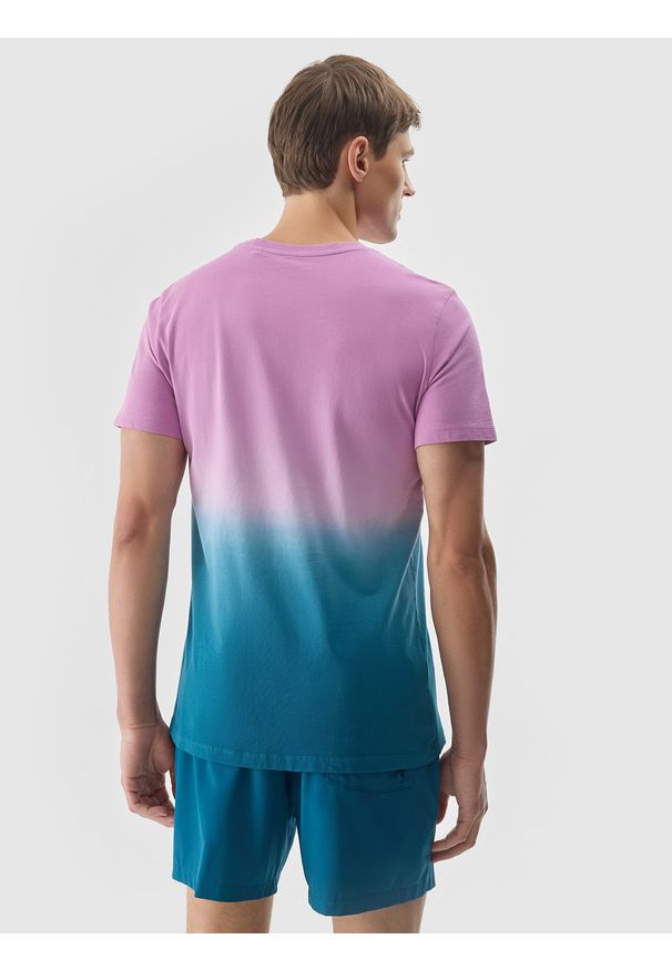 4f - T-shirt z nadrukiem męski - fioletowy. Okazja: na co dzień. Kolor: fioletowy. Materiał: bawełna, dzianina, jersey. Wzór: nadruk. Styl: casual, klasyczny, sportowy