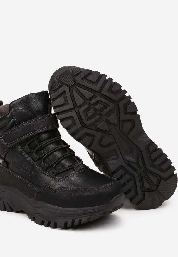 Born2be - Czarno-Szare Płaskie Ocieplone Botki z Paskami na Rzepy Noriella. Okazja: na co dzień. Zapięcie: rzepy. Kolor: czarny. Styl: casual, elegancki