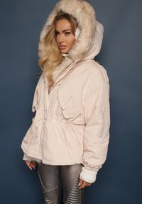 Renee - Beżowa Kurtka Parka Oversize z Futerkiem Horelle. Kolor: beżowy. Materiał: futro. Długość rękawa: długi rękaw. Długość: długie. Wzór: aplikacja, gładki, jednolity. Sezon: zima, jesień. Styl: klasyczny