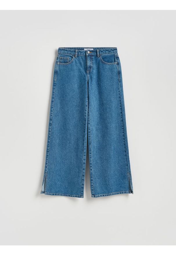 Reserved - Jeansy straight z rozcięciami - niebieski. Kolor: niebieski