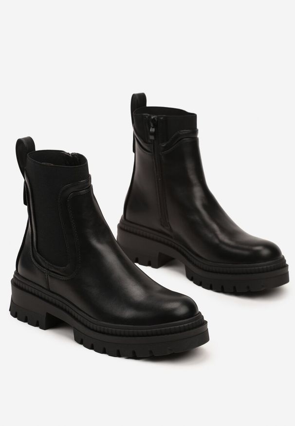 Renee - Czarne Płaskie Botki w Stylu Sztybletów z Ozdobnymi Przeszyciami Narirae. Okazja: na co dzień. Kolor: czarny. Materiał: jeans. Sezon: jesień. Obcas: na obcasie. Styl: klasyczny, casual, elegancki. Wysokość obcasa: niski