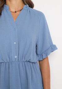 Born2be - Niebieski Taliowany Kombinezon z Gumką w Talii i Ozdobną Falbanką przy Rękawach Nanselena. Kolor: niebieski. Długość rękawa: krótki rękaw. Długość: krótkie. Styl: elegancki #7