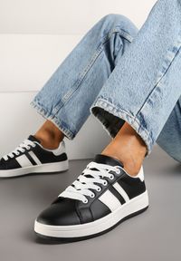 Renee - Czarne Płaskie Sneakersy z Paskiem Quinesi. Okazja: na co dzień. Nosek buta: okrągły. Zapięcie: pasek. Kolor: czarny. Materiał: jeans. Obcas: na płaskiej podeszwie