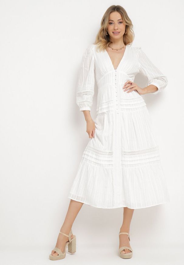 Born2be - Biała Rozkloszowana Sukienka z Bawełny Zapinana na Guziki z Ażurowymi Taśmami Lacinda. Kolor: biały. Materiał: bawełna. Wzór: ażurowy. Sezon: lato