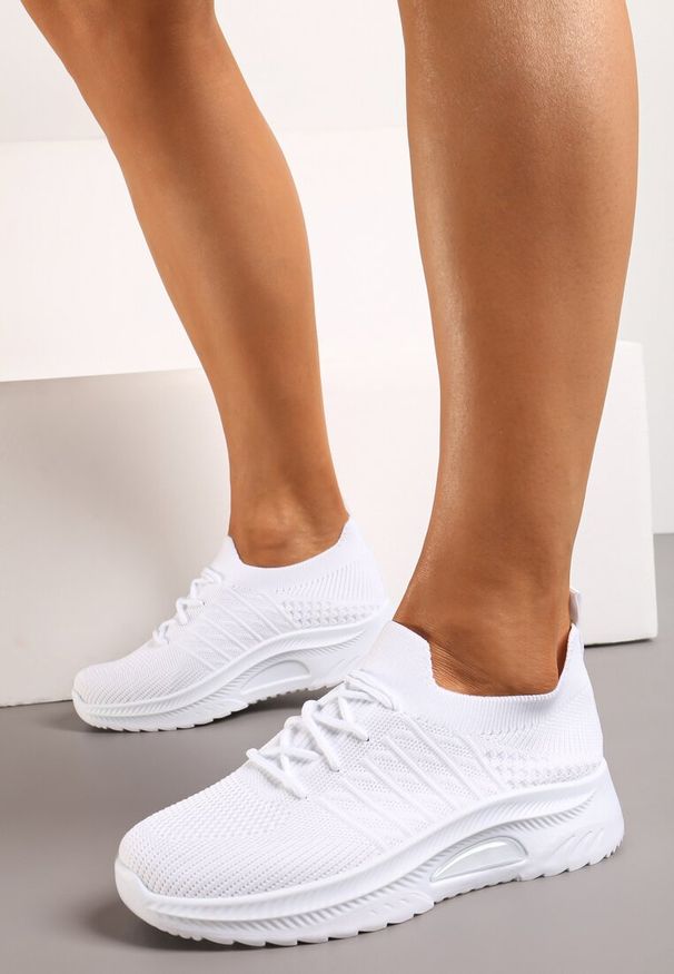 Renee - Białe Wsuwane Buty Sportowe w Skarpetkowym Stylu z Ozdobną Podeszwą Moonlise. Okazja: na co dzień. Zapięcie: bez zapięcia. Kolor: biały. Materiał: skóra, materiał. Wzór: aplikacja. Sport: fitness