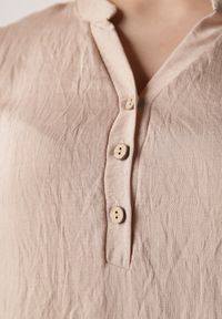 Born2be - Beżowa Wiskozowa Sukienka o Pudełkowym Kroju z Dekoltem V z Guzikami Berborin. Okazja: na co dzień, do pracy. Kolekcja: plus size. Kolor: beżowy. Materiał: wiskoza. Typ sukienki: dla puszystych, proste. Styl: casual, klasyczny #2