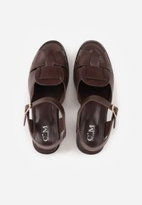 Renee - Ciemnobrązowe Sandały na Słupku z Geometryczną Cholewką Aiganele. Zapięcie: sprzączka. Kolor: brązowy. Materiał: jeans. Wzór: geometria. Obcas: na słupku. Styl: klasyczny. Wysokość obcasa: średni #5