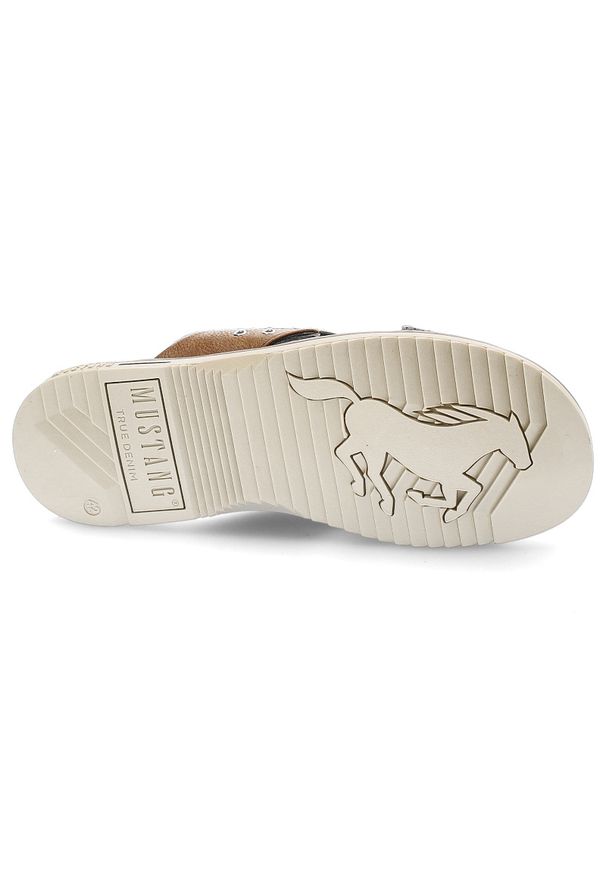 Szare Klapki Mustang Modne Obuwie Męskie. Okazja: na spacer, na plażę. Kolor: szary. Materiał: materiał. Sezon: lato. Styl: klasyczny