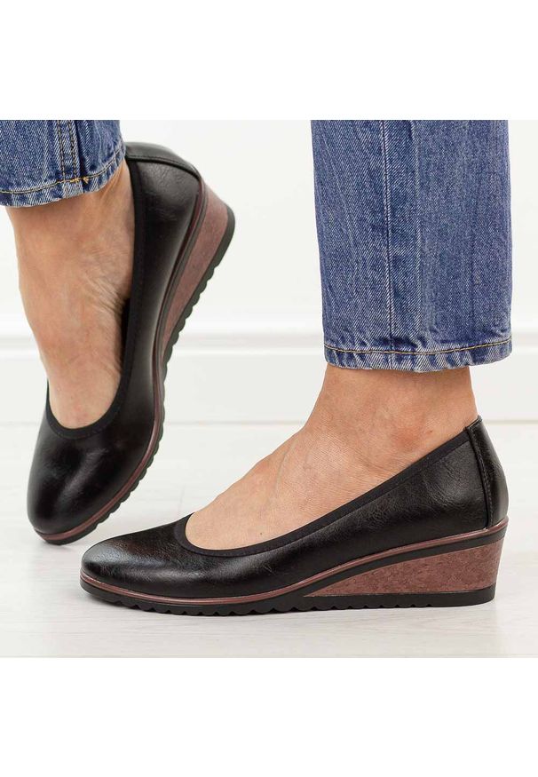 Czarne czółenka damskie na koturnie Vinceza 58628. Okazja: na co dzień. Nosek buta: okrągły. Kolor: czarny. Materiał: skóra. Szerokość cholewki: normalna. Sezon: wiosna, lato, jesień. Obcas: na koturnie. Styl: casual, klasyczny, elegancki