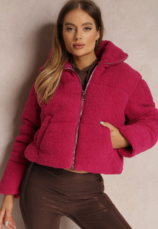 Renee - Fuksjowa Kurtka Futerko Teddy Voicha. Okazja: na co dzień. Kolor: różowy. Materiał: futro. Długość rękawa: długi rękaw. Długość: długie. Styl: casual, elegancki, wizytowy