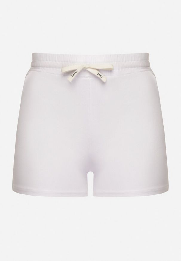 Born2be - Białe Bawełniane Szorty Ozdobione Sznurkiem Liralise. Okazja: na co dzień. Kolor: biały. Materiał: bawełna. Wzór: aplikacja. Sezon: wiosna, lato. Styl: casual