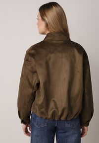 Born2be - Ciemnobeżowa Kurtka w Stylu Bomberki z Ozdobnymi Guzikami Polimi. Okazja: na co dzień. Kolor: beżowy. Materiał: jeans. Styl: casual #2