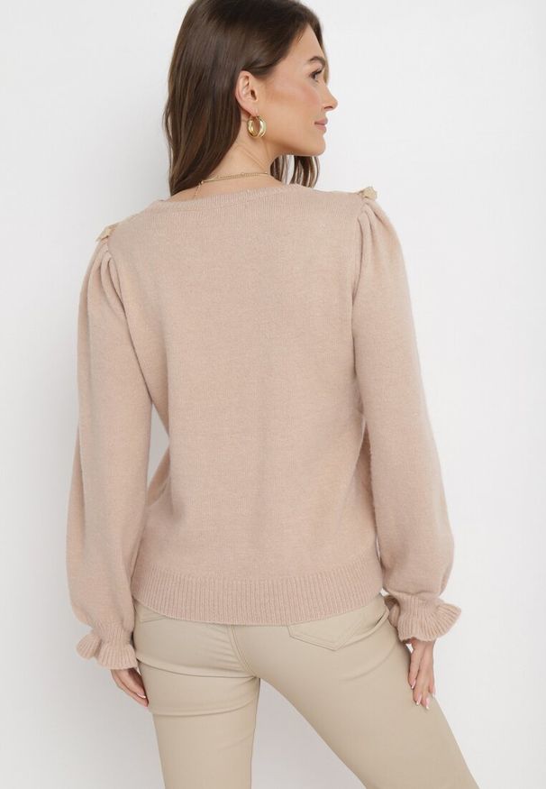 Born2be - Beżowy Sweter Dzianinowy z Falbankami Hekoni. Typ kołnierza: kołnierz z falbankami. Kolor: beżowy. Materiał: dzianina. Długość rękawa: długi rękaw. Długość: długie. Wzór: koronka, ażurowy. Styl: klasyczny