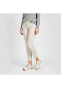 Półbuty damskie Rieker, niska klasyczna forma z wiązaniem elastyczna podeszwa zapewniająca komfort chodzenia, białe, 55920-80. Okazja: na spacer, na co dzień. Zapięcie: sznurówki. Kolor: biały. Materiał: skóra ekologiczna. Styl: klasyczny #8