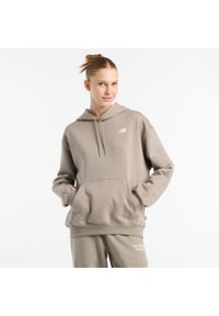 Bluza damska New Balance WT51947DOK – beżowa. Okazja: na co dzień. Typ kołnierza: kaptur. Kolor: beżowy. Materiał: bawełna, poliester, prążkowany, dresówka. Wzór: napisy. Styl: klasyczny, casual