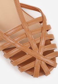 Renee - Brązowe Sandały VICES Ozdobione Cienkimi Paskami Calodora. Okazja: na co dzień. Zapięcie: pasek. Kolor: brązowy. Materiał: jeans. Wzór: aplikacja. Styl: casual #7