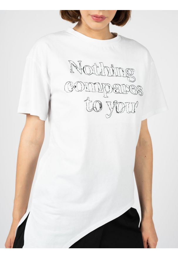 Silvian Heach T-Shirt | GPP23020TS | Kobieta | Biały. Okazja: na co dzień. Kolor: biały. Materiał: bawełna. Długość rękawa: krótki rękaw. Długość: krótkie. Wzór: napisy. Styl: casual