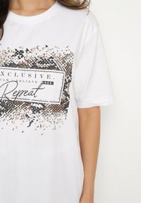 Born2be - Biały Bawełniany T-shirt Ozdobiony Nadrukiem Nartzedi. Okazja: na co dzień. Kolor: biały. Materiał: bawełna. Wzór: aplikacja, nadruk. Styl: casual #6