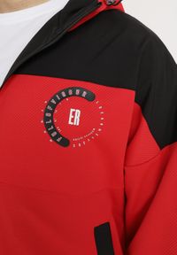 Born2be - Czarno-Czerwona Kurtka Przejściowa Wiatrówka z Kapturem i Ozdobnym Nadrukiem Amastra. Typ kołnierza: kaptur. Kolor: czarny. Wzór: nadruk #6