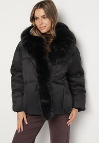 Born2be - Czarna Zimowa Kurtka Pikowana z Futrzanym Kołnierzem i Wysokimi Ściągaczami Tilastra. Okazja: na co dzień, na spotkanie biznesowe, do pracy. Kolor: czarny. Materiał: futro. Długość: krótkie. Sezon: zima. Styl: casual, biznesowy #5