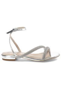 Srebrne Sandały Bayla Eleganckie Płaskie Buty. Okazja: na imprezę. Zapięcie: pasek, sprzączka. Kolor: srebrny. Materiał: lakier, skóra ekologiczna. Wzór: paski, aplikacja. Sezon: lato. Obcas: na obcasie. Styl: elegancki #5