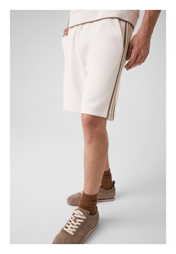 Guess Spodnie materiałowe 183578 Biały Bermuda Fit. Kolor: biały. Materiał: materiał