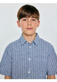 Big-Star - Koszula chłopięca oversize w prążek niebieska Wenling 401. Okazja: na co dzień. Kolor: niebieski. Materiał: tkanina, bawełna, len. Długość rękawa: krótki rękaw. Długość: krótkie. Wzór: prążki. Sezon: lato. Styl: casual, elegancki, klasyczny #6