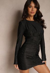 Renee - Czarna Dopasowana Sukienka Ozdobiona Marszczeniem Cyrkoniami i Usztywnionymi Miseczkami Zozivra. Okazja: na imprezę. Kolor: czarny. Wzór: aplikacja. Typ sukienki: dopasowane. Styl: glamour, elegancki #1