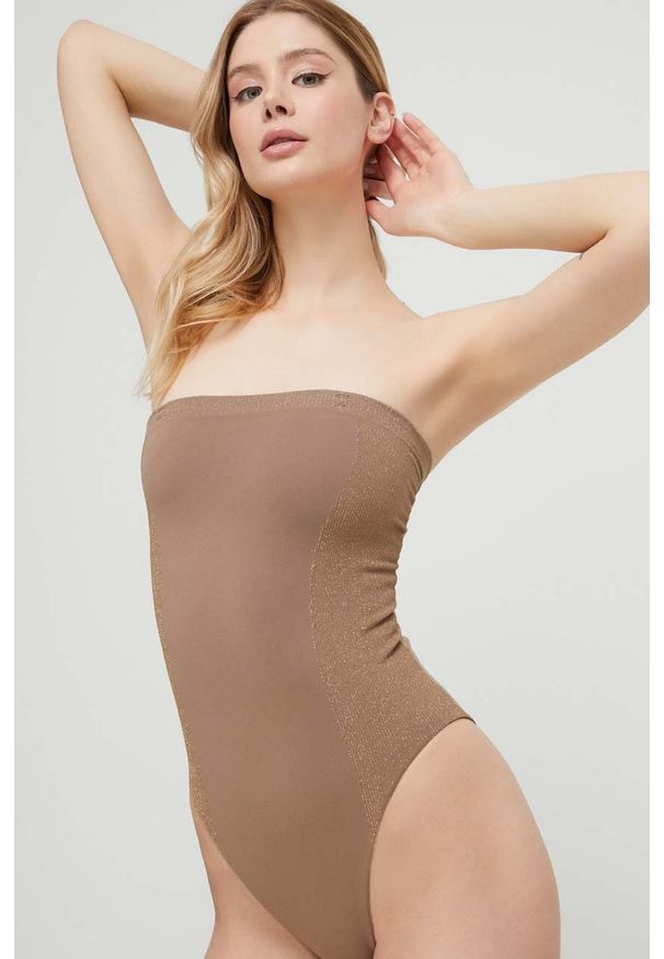 Calvin Klein jednoczęściowy strój kąpielowy kolor brązowy miękka miseczka. Kolor: brązowy. Materiał: materiał