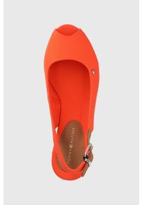 TOMMY HILFIGER - Tommy Hilfiger sandały damskie kolor pomarańczowy na koturnie. Nosek buta: okrągły. Zapięcie: klamry. Kolor: pomarańczowy. Obcas: na koturnie #4