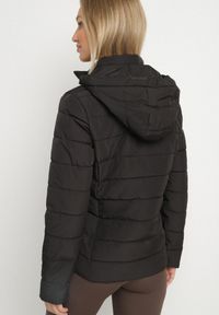 Born2be - Czarna Kurtka Przejściowa z Kapturem i Ozdobnym Pikowaniem Cilvessa. Okazja: na spacer, na co dzień. Typ kołnierza: kaptur. Kolor: czarny. Materiał: jeans, poliester. Styl: klasyczny, casual, elegancki #2