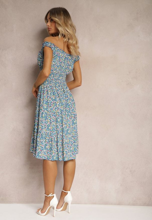 Renee - Niebieska Taliowana Sukienka Bawełniana o Rozkloszowanym Kroju z Gumką w Pasie Nelyssa. Okazja: na co dzień, na randkę. Typ kołnierza: dekolt hiszpanka. Kolor: niebieski. Materiał: bawełna. Długość rękawa: na ramiączkach. Sezon: lato. Styl: casual, boho