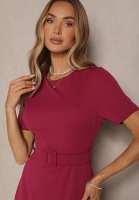 Renee - Ciemnoróżowa Sukienka o Rozkloszowanym Kroju z Ozdobnym Paskiem Desiliena. Okazja: na co dzień. Kolor: czerwony, różowy. Materiał: denim. Typ sukienki: rozkloszowane. Styl: klasyczny, casual, elegancki