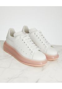 Alexander McQueen - ALEXANDER MCQUEEN - Białe sneakersy z różową podeszwą. Nosek buta: okrągły. Kolor: różowy, wielokolorowy, fioletowy. Materiał: materiał. Obcas: na płaskiej podeszwie #2