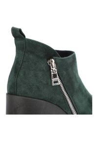 Zielone Botki Armodo Modne Buty Na Obcasie. Okazja: na co dzień. Kolor: zielony. Materiał: zamsz. Obcas: na obcasie. Styl: casual, elegancki, wizytowy. Wysokość obcasa: średni