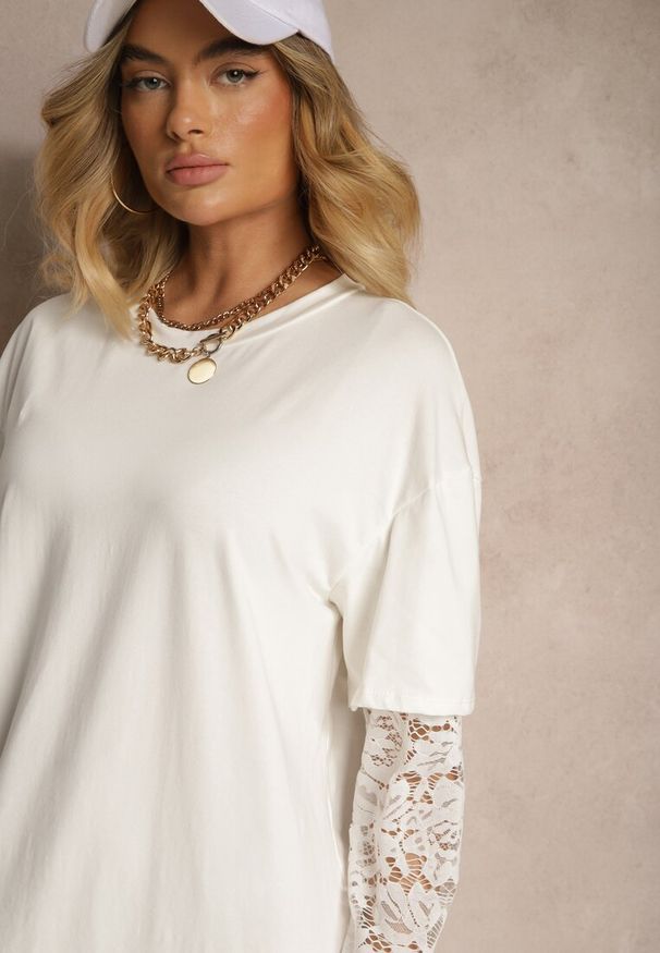 Renee - Jasnobeżowa Sukienka z Bawełny o Kroju Typu T-shirt z Koronką i Rozcięciami Tanisla. Okazja: na co dzień. Kolor: beżowy. Materiał: bawełna, koronka. Wzór: koronka. Typ sukienki: sportowe, proste. Styl: sportowy, elegancki, casual
