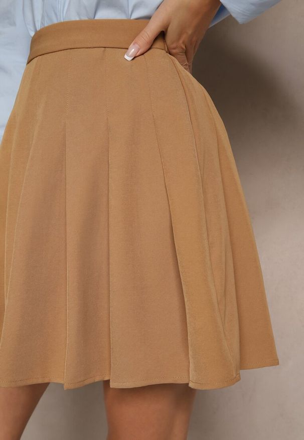 Renee - Beżowa Spódnica z Wiskozą o Rozkloszowanym Kroju z Plisami i Gumką w Pasie w Stylu Preppy Iliola. Okazja: na co dzień. Kolor: brązowy. Materiał: wiskoza. Styl: elegancki, casual
