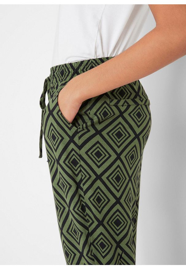 bonprix - Spodnie 3/4 z nadrukiem. Kolor: zielony. Materiał: wiskoza. Wzór: nadruk