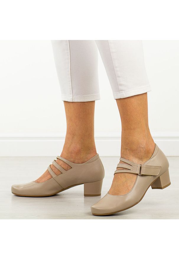 Beżowe skórzane Polskie czółenka damskie na obcasie Gregors 1104. Okazja: na co dzień. Nosek buta: okrągły. Zapięcie: rzepy. Kolor: beżowy. Materiał: skóra. Szerokość cholewki: normalna. Sezon: wiosna, jesień. Styl: casual, elegancki, klasyczny