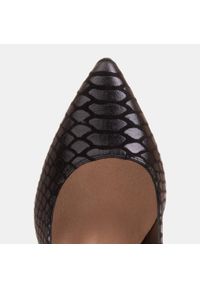 Marco Shoes Eleganckie czółenka z zamszu powlekanym wzorkiem wężowym czarne. Kolor: czarny. Materiał: zamsz. Styl: elegancki