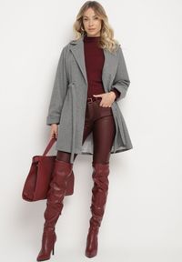 Born2be - Ciemnoszary Płaszcz o Szlafrokowym Kroju z Marszczeniem w Talii i Wiązanym Paskiem Sartissa. Okazja: na co dzień. Kolor: szary. Materiał: jeans. Długość rękawa: długi rękaw. Długość: długie. Styl: casual, elegancki, klasyczny #2