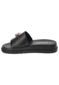 CheBello - Czarne Klapki Chebello Modne Obuwie Damskie. Okazja: na imprezę, na spacer, na plażę. Kolor: czarny. Materiał: skóra. Sezon: lato. Styl: elegancki #4