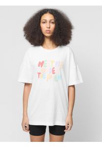outhorn - T-shirt oversize z nadrukiem damski - biały. Okazja: na plażę. Kolor: biały. Materiał: bawełna, materiał, dzianina. Wzór: nadruk. Styl: wakacyjny