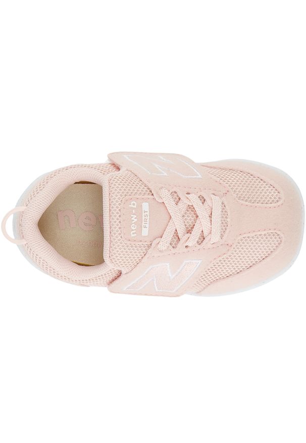 Buty niemowlęce New Balance NW1STPK – różowe. Zapięcie: rzepy. Kolor: różowy. Materiał: guma. Szerokość cholewki: normalna. Wzór: kolorowy